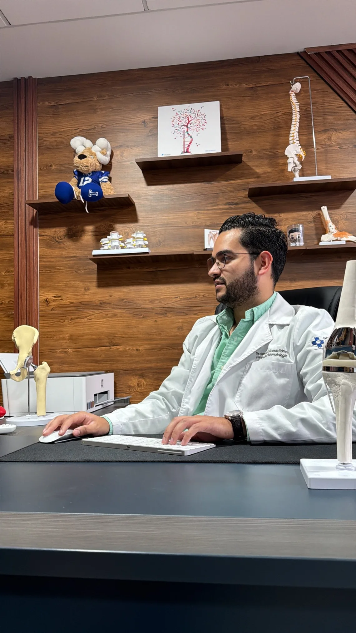 Dr. Germán Roberto Acosta Gómez en su consultorio de ortopedia en Aguascalientes
